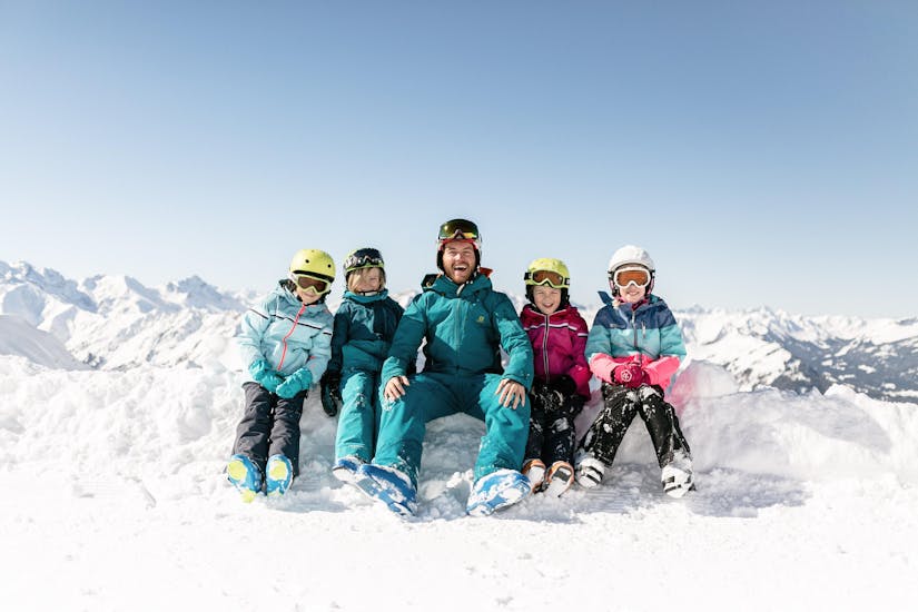 Kinderen vermaken zich prima tijdens de kinderskilessen "NTC Kids Academy" (6 jaar) - alle niveau's met hun vriendelijke skileraar van de skischool NTC Skischule Oberstdorf.