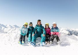 A group of children is enjoying the Kids Ski Lessons "NTC Kids Academy" (6 years) - All Levels with a friendly instructor from the ski school NTC Skischule Oberstdorf.
