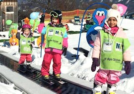 A group of children is enjoying the Kids Ski Lessons (4-6 years) - All Levels in the safe environment of the school Alpin Skischule Oberstdorf.