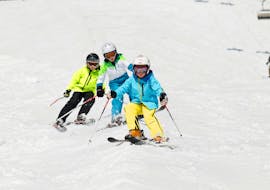 Children ski down the piste during their Private Ski Lessons for Kids - All Levels with the ski school Skischule Zugspitze-Grainau.
