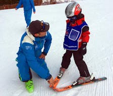 Skilehrer zeigt dem Kursteilnehmer die richtige Pflugtechnik im Kinder Skikurs (4-12 Jahre) - Halbtags - Alle Levels mit der Skischule Zugspitze-Grainau.