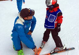 Ski instructor shows the course participant the right ploughing technique in the Kids Ski Lessons (4-12 years) - Half Day - All Levels with the ski school Skischule Zugspitze-Grainau.