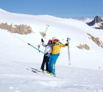 Un istruttore e uno dei suoi allievi prendono insieme una sciovia durante un corso di sci per adulti della Scuola di Sci Villars.