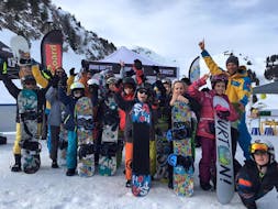 Tutti gli studenti delle lezioni di snowboard della Scuola di Sci Villars sembrano divertirsi.