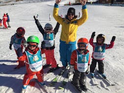 Des enfants et leur moniteur de ski de la Villars Ski School prennent du bon temps sur les pistes.