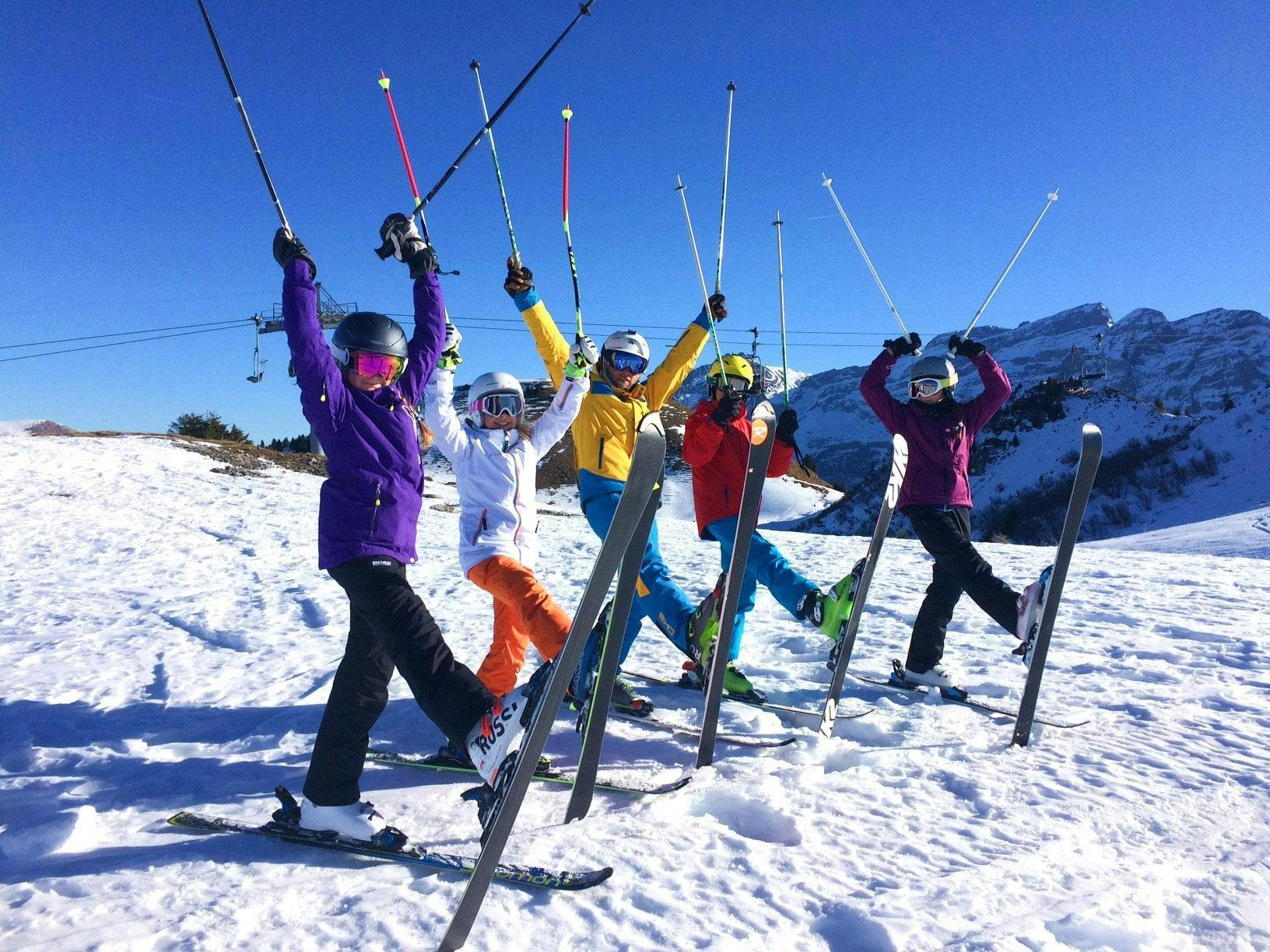 Kinder-Skikurs "Yellow Club" (9-16 J.) für Fortgeschrittene mit Villars Ski School Die Jugendlichen des Gelben Clubs der Skischule Villars schnallen ihre Skier an bevor sie auf die Piste gehen.