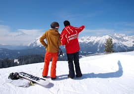 Privater Snowboardkurs für Kinder & Erwachsene aller Levels mit Skischule Sport Aktiv Seefeld Ein Snowboardlehrer und Schüler von der Skischule Sport Aktiv Seefeld stehen während ihres privaten Snowboardkurs für Kinder & Erwachsene aller Levels mit dem Rücken zur Kamera und schauen auf das Bergpanorama.