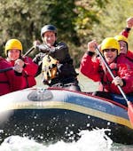 Während dem Rafting Junggesellenabschied auf der Isar paddelt eine Gruppe von Freunden zusammen mit ihrem erfahrenen Führer von Montevia den Fluss hinunter.