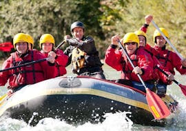 During the Rafting Bachelor Party on the Isar, a group of friends is paddling down the river together with their experienced guide from Montevia.