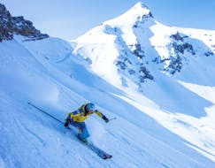 Ein Skilehrer der Skischule Villars demonstriert fortgeschrittene Skitechniken in einer Privatstunde für Erwachsene.
