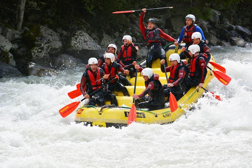 A group of friends is celebrating their friend's final days as an unmarried man by participating in the tour 'Rafting in the Imster Schlucht - Stag Party' with CanKick Ötztal.
