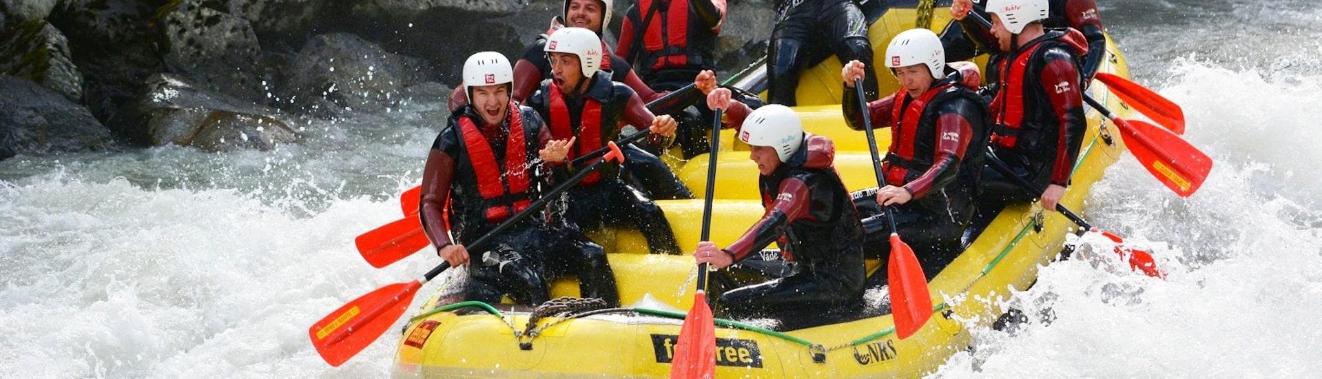 A group of friends is celebrating their friend's final days as an unmarried man by participating in the tour 'Rafting in the Imster Schlucht - Stag Party' with CanKick Ötztal.