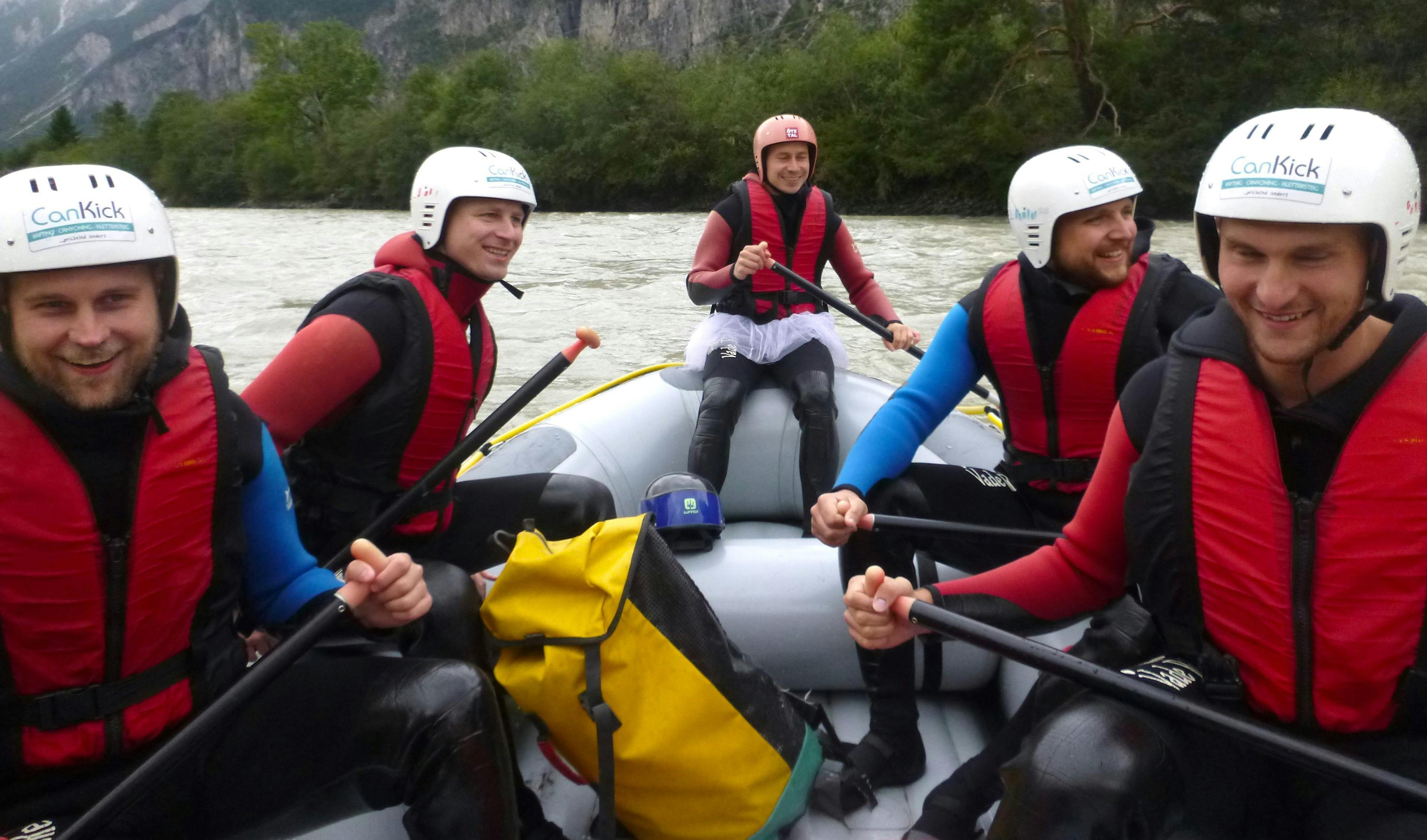 Rafting in der Imster Schlucht - Junggesellenabschied mit CanKick - Ötztal Eine Gruppe von Freunden hat beim Rafting "Junggesellenabschied" - Imster Schlucht mit CanKick Ötztal Spaß auf dem Fluss.