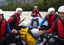 Eine Gruppe von Freunden hat beim Rafting "Junggesellenabschied" - Imster Schlucht mit CanKick Ötztal Spaß auf dem Fluss.