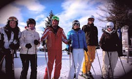 Een groep volwassen skiërs geniet samen van hun tijd tijdens de volwassen skilessen voor beginners met Skischule Waidring Steinplatte.