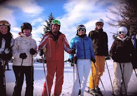A group of adult skiers is enjoying their time together during adult ski lessons for beginners with Skischule Waidring Steinplatte.
