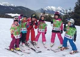 Een groep kleine skiërs kijkt uit naar de laatste race van de kinderskilessen voor beginners met Skischule Waidring Steinplatte.