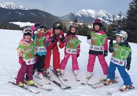 Eine Gruppe von kleinen Skifahrern freut sich auf das Abschlussrennen des Kinder-Skikurses für Anfänger mit der Skischule Waidring Steinplatte.