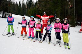 Een groep vermaakt zich tijdens de kinderskilessen voor gevorderden met Skischule Waidring Steinplatte.