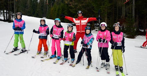 Kids Ski Lessons (5-13 y.) for Advanced Skiers from Skischule Waidring Steinplatte A group is having fun during kids ski lessons for advanced skiers with Skischule Waidring Steinplatte.