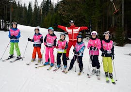 A group is having fun during kids ski lessons for advanced skiers with Skischule Waidring Steinplatte.