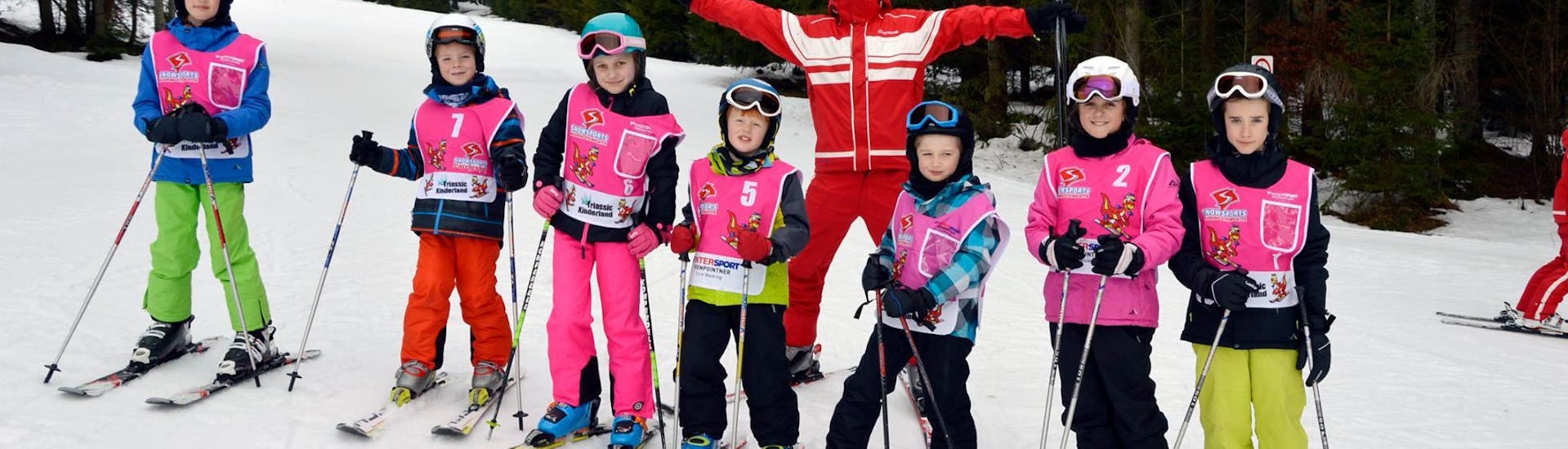 Un gruppo si diverte durante le lezioni di sci per bambini per sciatori esperti presso la Skischule Waidring Steinplatte.