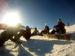 Gli snowboarder imparano le basi durante le lezioni di snowboard per bambini e adulti per principianti della Skischule Waidring Steinplatte.