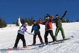 Group of 4 snowboarders