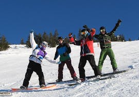 Groupe de 4 snowboarders