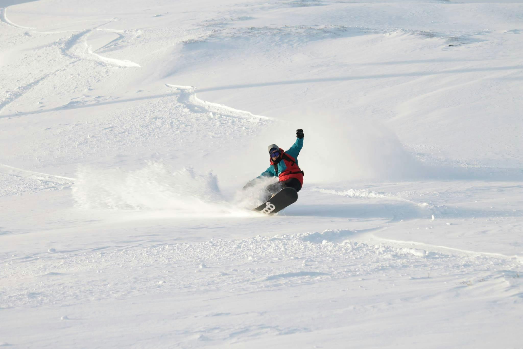 Freestyle-lessen voor Alle Niveaus (vanaf 13 jaar) in Planai & Hochwurzen met Snowboard School BoardStars Schladming Een snowboarder shredding tijdens freestyle snowboard lessen voor alle niveaus met Boardstars Schladming.