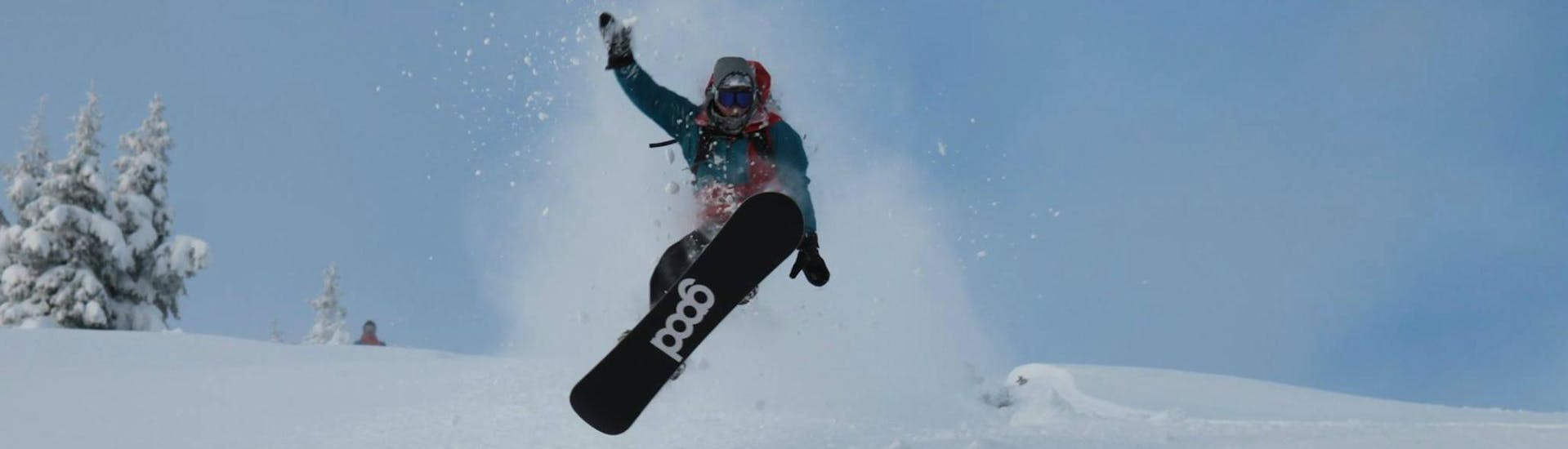 Een snowboarder springt door de lucht tijdens zijn Freestyle Snowboarding lessen voor alle niveaus met Boardstars Schladming.