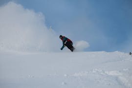 Ein Snowboarder cruist durch den Schnee während eines privaten Snowboardkurses für Kinder und Erwachsene aller Levels bei Boardstars Schladming.