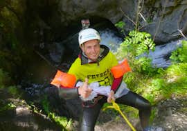Canyoning in de Alpenrosenklamm in Ötztal - Vrijgezellenfeest met CanKick - Ötztal Een vrijgezel is verkleed met grappige accessoires voor de Canyoning in de Alpenrosenklamm in Ötztal - Vrijgezellenfeest met CanKick Ötztal.