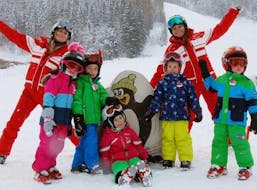 People are enjoying kids ski lessons in the Kinderland with Skischule Waidring Steinplatte.