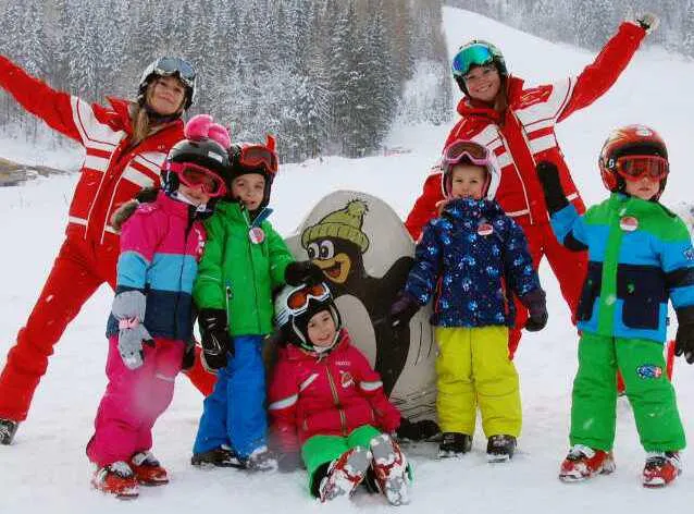 Kids Ski Lessons "Schnupperkurs" (3-4 y.) from Skischule Waidring Steinplatte People are enjoying kids ski lessons in the Kinderland with Skischule Waidring Steinplatte.