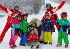 Kinder haben Spaß beim Kinder-Skikurs im Kinderland der Skischule Waidring Steinplatte.