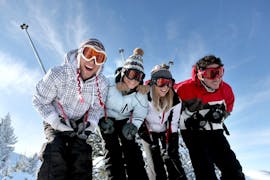 Volwassen skigroep glimlacht naar de camera