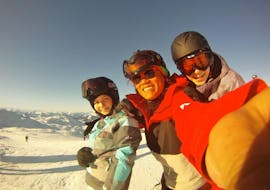 Eine Gruppe von Snowboardern genießt den privaten Snowboardkurs für Kinder und Erwachsene aller Levels bei der Skischule Waidring Steinplatte.