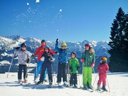 Eine Gruppe Kinder mit ihren Lehrern während dem Kinder-Skikurs (6-14 J.) für alle Levels mit Erste Skischule Bolsterlang.