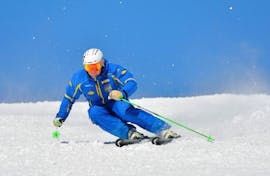 Une personne suit des cours de ski pour Adultes Débutants Tous Niveaux avec Skischule Arlberg.