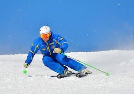 Eine Person nimmt an einem Erwachsenen-Skikurs für Anfänger aller Niveaus bei der Skischule Arlberg teil.
