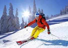 Een skiër skiet van een besneeuwde helling af tijdens zijn Privéskilessen voor Volwassenen - Alle Niveaus met de skischool Snocool in Tignes.