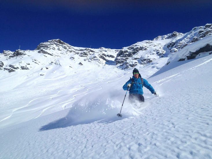 Un freerideur profite de la poudreuse fraîche pendant son Cours particulier de ski freeride pour Adultes - Avancé avec l'école de ski Snocool Tignes.