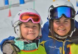Un bambino frequenta il corso di sci per bambini (a partire da 5 anni) per tutti i livelli presso la scuola di sci Arlberg.