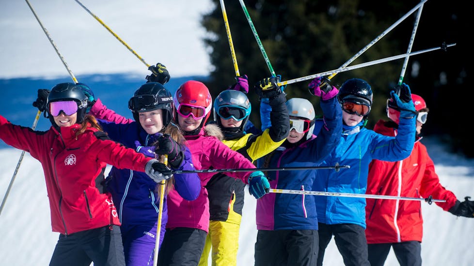 A group of kids cheering at their Private Ski Lessons for Kids (from 5 y.) of All Levels from Lovell Ski Camps Gstaad-Saanen.
