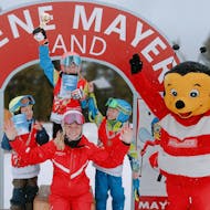 Kinderen bij hun prijsuitreiking tijdens de kinderskiles voor gevorderde skiërs bij skischool Kreischberg - Mayer.