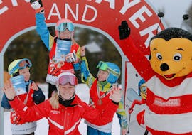 Kinderen bij hun prijsuitreiking tijdens de kinderskiles voor gevorderde skiërs bij skischool Kreischberg - Mayer.