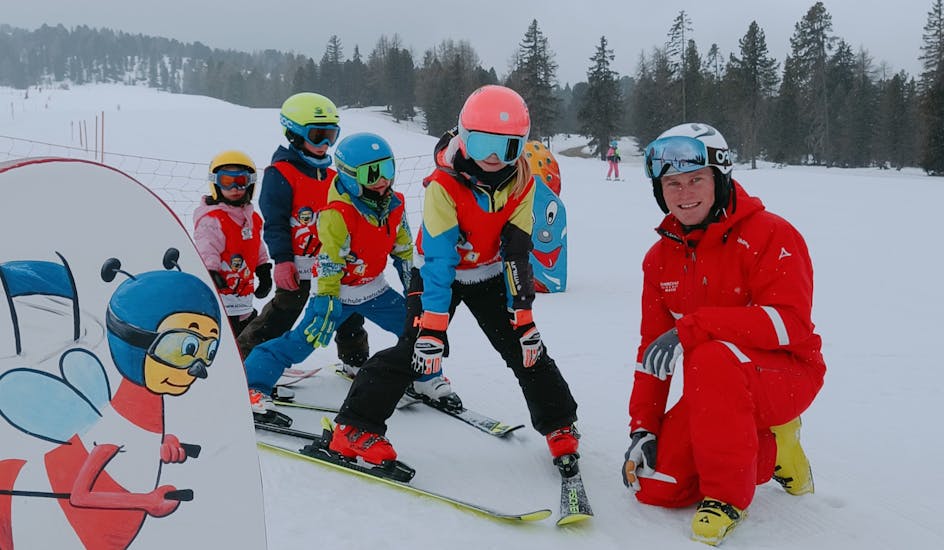 Kinderen bij hun skilessen voor gevorderden bij de skischool Kreischberg - Mayer.