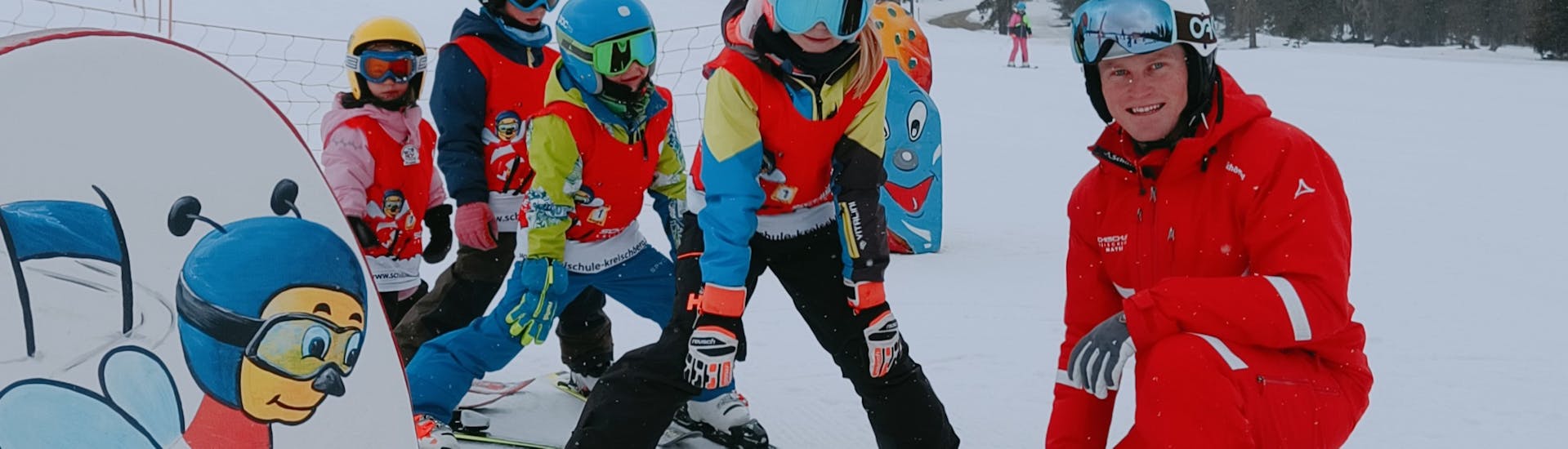 Kinderen bij hun skilessen voor gevorderden bij de skischool Kreischberg - Mayer.