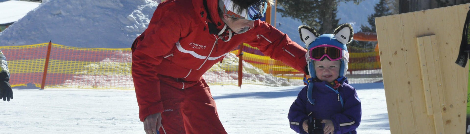 A private instructor with a little skier during de, private ski lessons for kids of all levels with the ski school Kreischberg - Mayer.